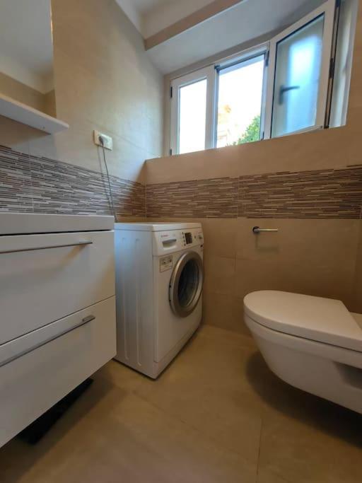 New 1 Bedroom Near Center And Beach Split Extérieur photo